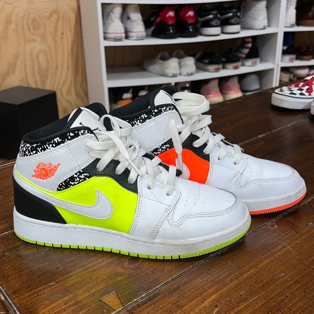Air Jordan 1 Mid Top GS “Notebook”